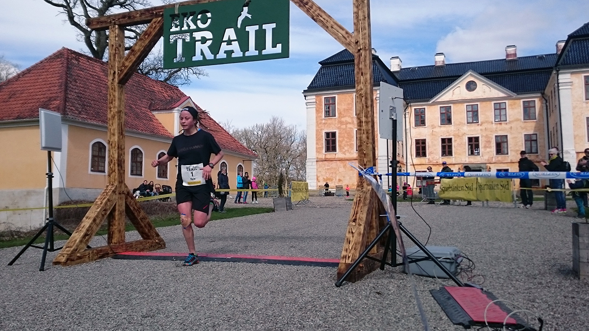 Yoie Bohlin, a.k.a. Rastarunner, från Åre är snabbaste kvinna på 12 km och går i mål på segertiden 55.51 min. Foto: Fabian Rimfors