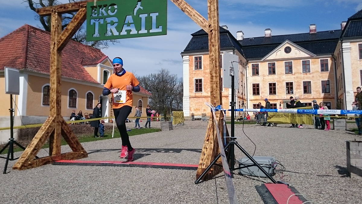 Tvåa på herrarnas 12 km, Linus Malmsten, går i mål på silvertiden 1.00.18 (tim/min/sek). Foto: Fabian Rimfors