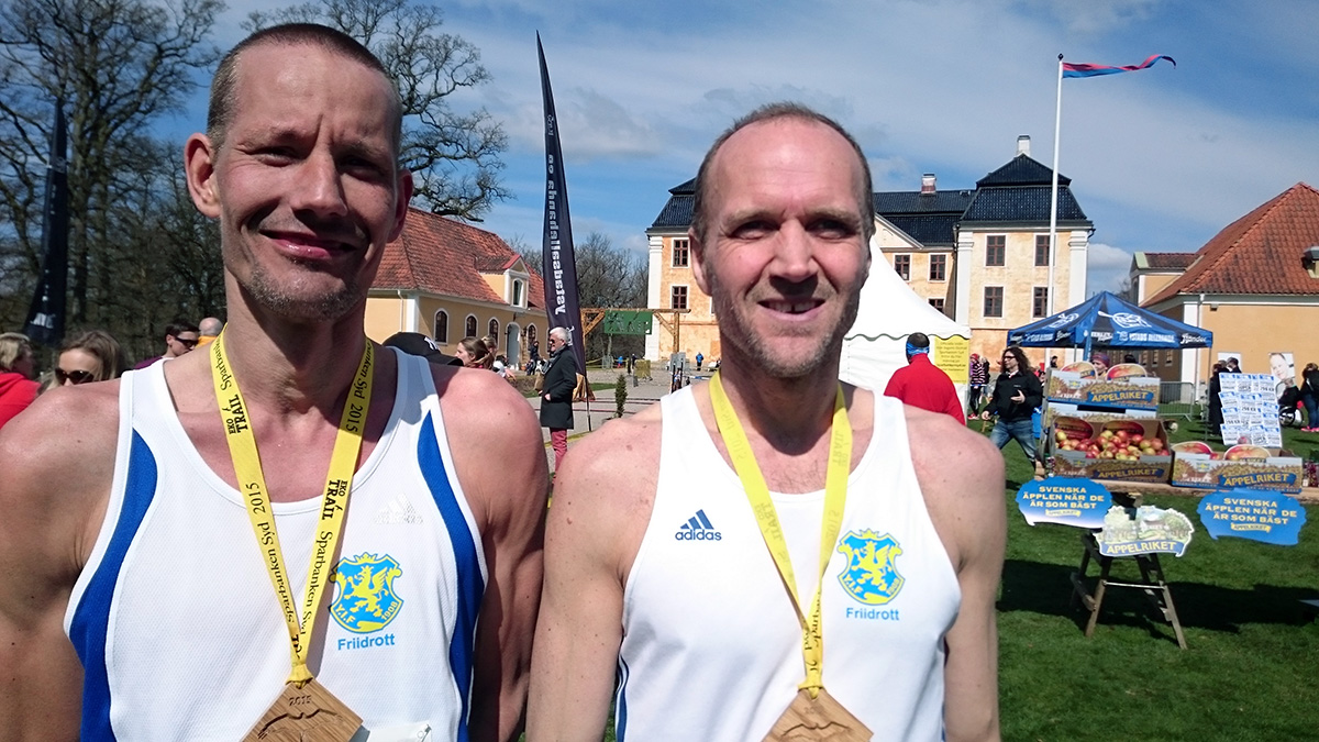 Klubbkompisarna Jimmy Caldén (tionde man 12 km) och Jens Persson (segrare 12 km) från Ystads IF. Foto: Fabian Rimfors