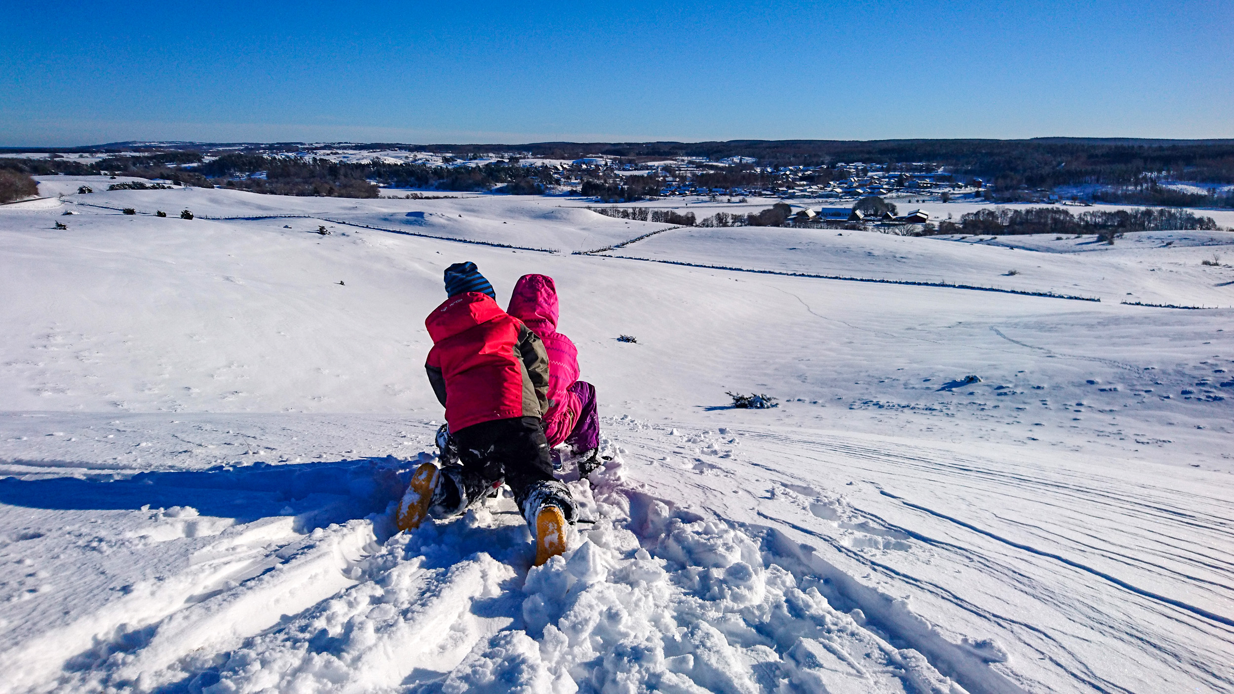 Det blir dubbelt så kul med två på snowracern i Brösarps norra backar.