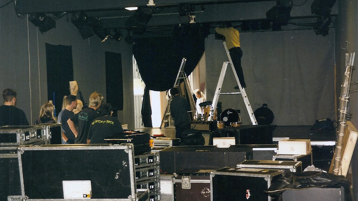 Ljud, ljus och scen riggas inför Kim Gordons kväll på Neon Gallery den 15 oktober 2000.