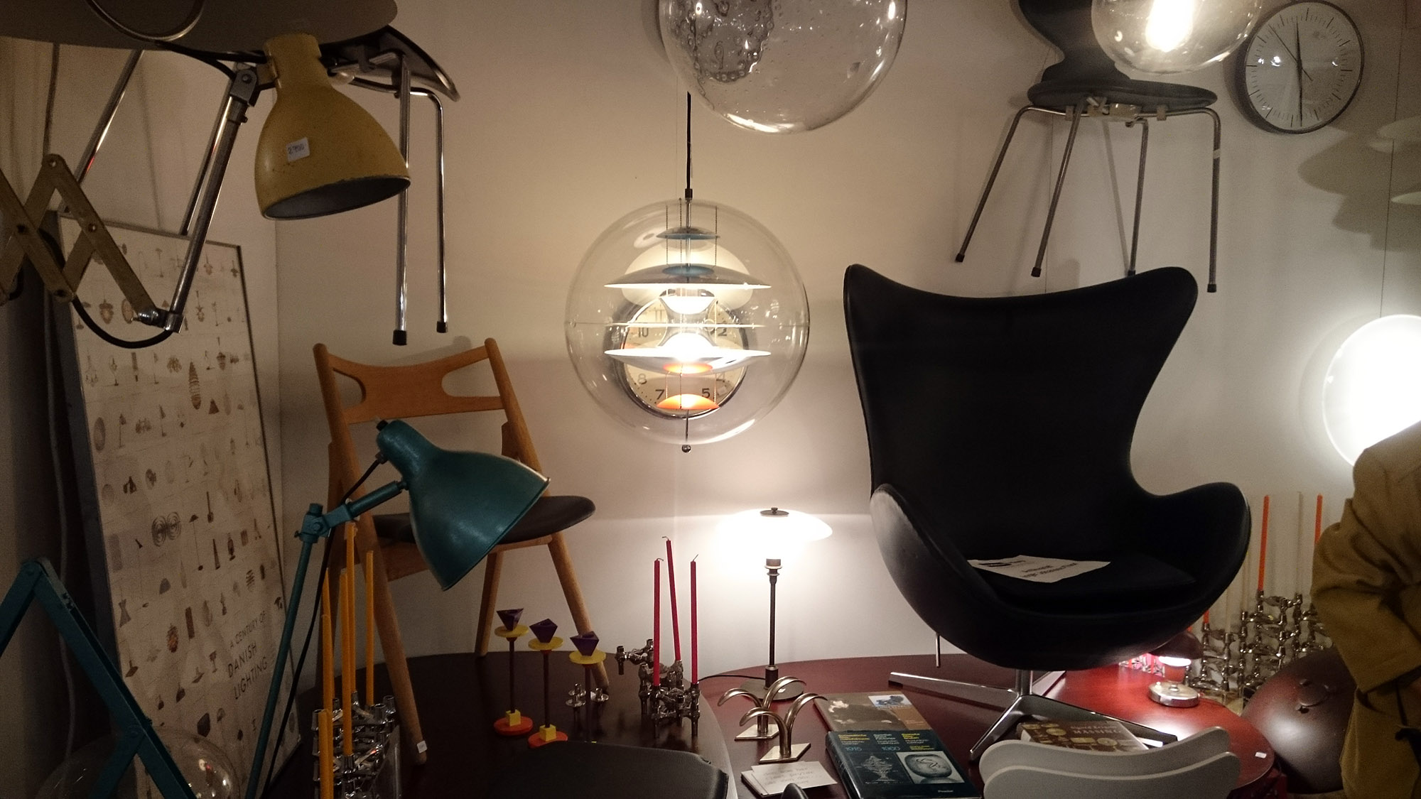 En annan utställare blandar lampor med stolar, många Arne Jacobsen.
