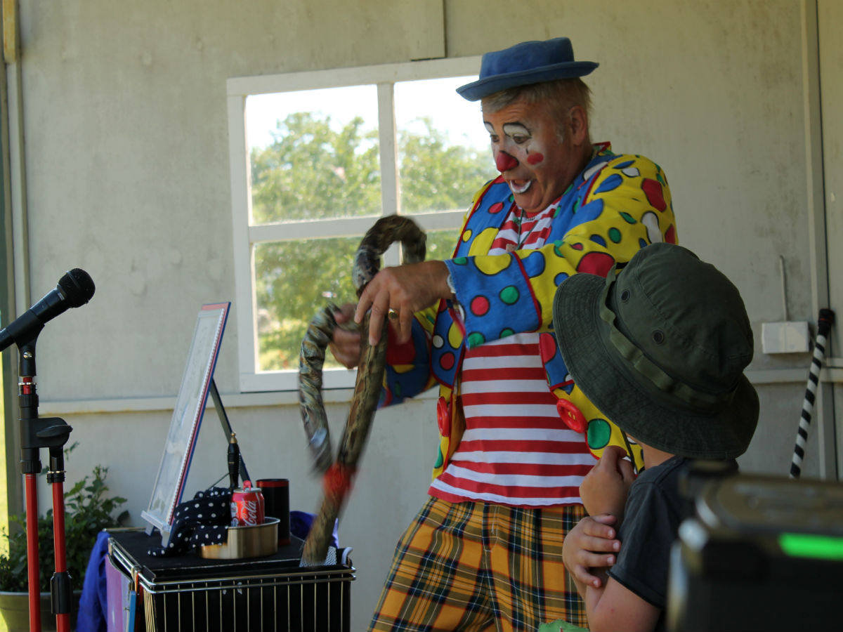 Clownen Jumping Joe under Barnens dag i Brösarp 2013.