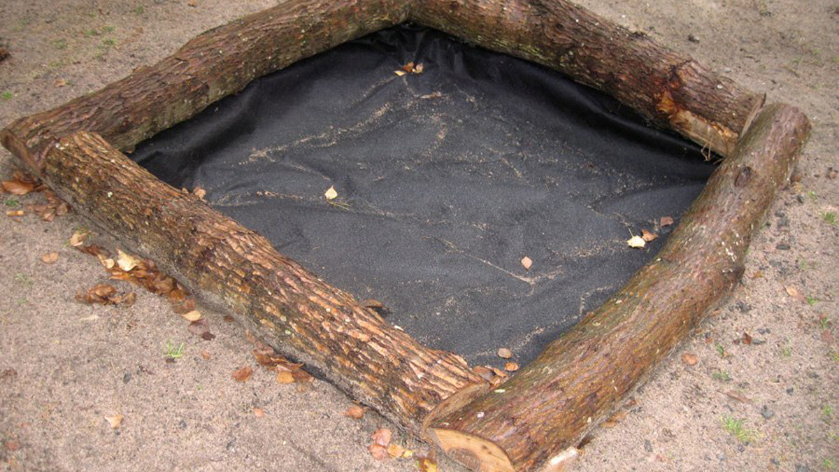 En sandlåda till näbbmössen, de minsta I Ur och Skur-barnen, byggdes bredvid vindskyddet av ett omkullblåst träd.