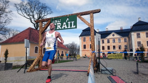 Jens Persson från Ystads IF är först i mål på 12 km på segertiden 55.23 (tim/min/sek). Foto: Fabian Rimfors