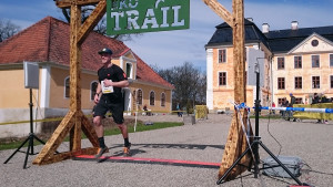 Victor Södergren går i mål efter 12 km på fjärde bästa herrtiden 1.02.48 (tim/min/sek). Foto: Fabian Rimfors