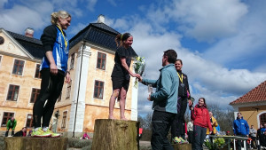 Medaljöserna på 12 km: Anna Svensson (silver), Yoie "Rastarunner" Bohlin (guld) och Caroline Lindqvist (brons). Foto: Fabian Rimfors