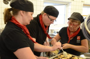 Förste kocken Stefan Persson inlånad från Kastanjeskolans kök flankeras av Marit Lindholm och Kerstin Mårtensson när de lägger upp lunchens förrätt.