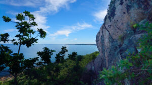 Stenshuvuds lodräta klippor vetter rakt österut och kan nästan bara ses från havet.