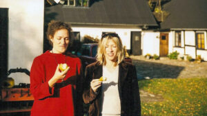 Dansaren Lotta Melin och Sonic Youths Kim Gordon njuter av solen och Källagårdens päron.