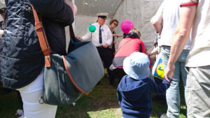 På barnens tågdag får alla barn ballonger och glass och åker gratis med tåget.