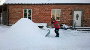 Det behövs bara lite snö och vinterglädje för att bygga en quinzee.