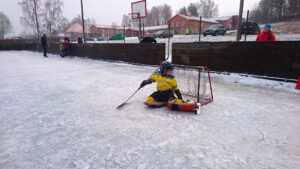 Brösarps ishockeyrink sjuder av liv under kalla dagar på vintern.